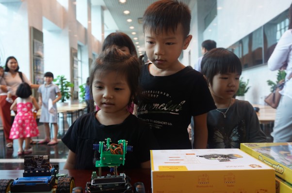 Các bé xếp hàng để nhận những phần quà của chương trình.