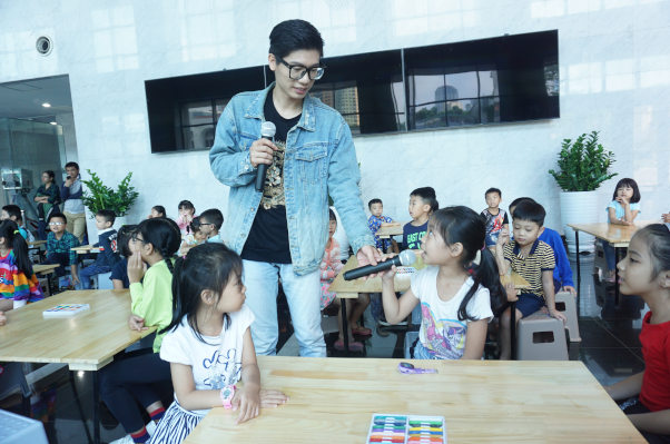 MC Ninh Quang Trường giao lưu cùng các bạn nhỏ.