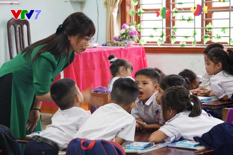 Hình cô giáo và học sinh ở Quảng Trị