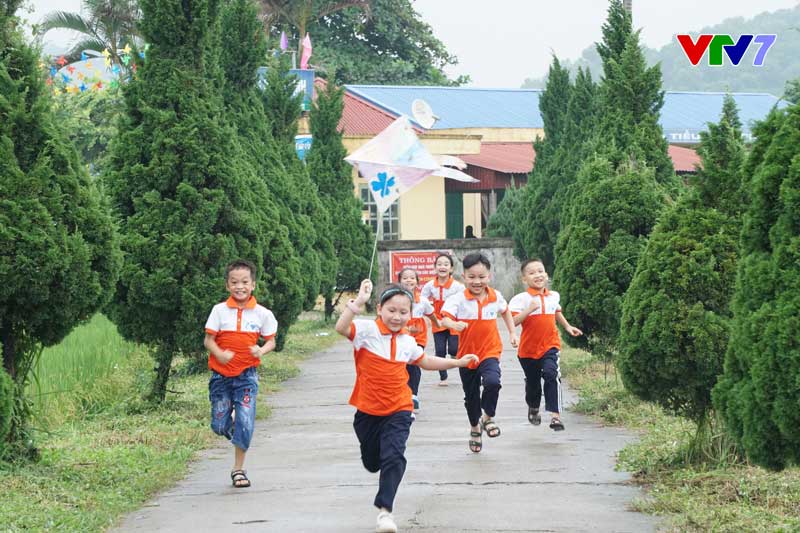 Hình ảnh thả diều của học sinh trường tiểu học Phú Thịnh, Thái Nguyên