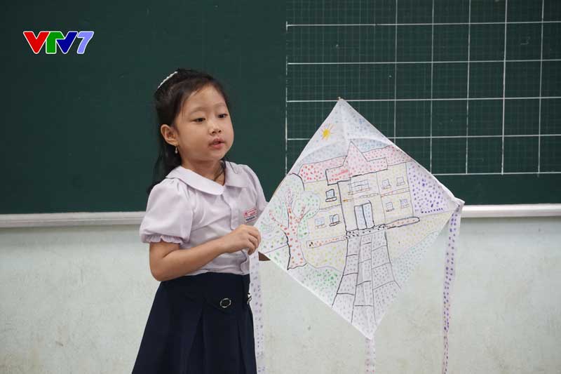 Hình ảnh học sinh tại TH Hải Chánh Quảng Trị thuyết trình về con diều